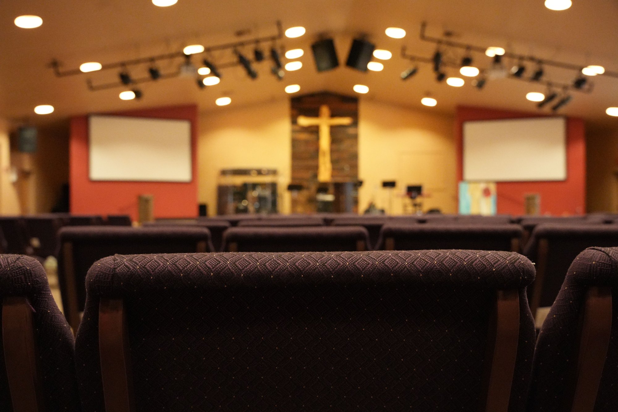 empty-chairs-facing-cross-and-worship-stage-in-chu-2025-02-05-04-25-59-utc