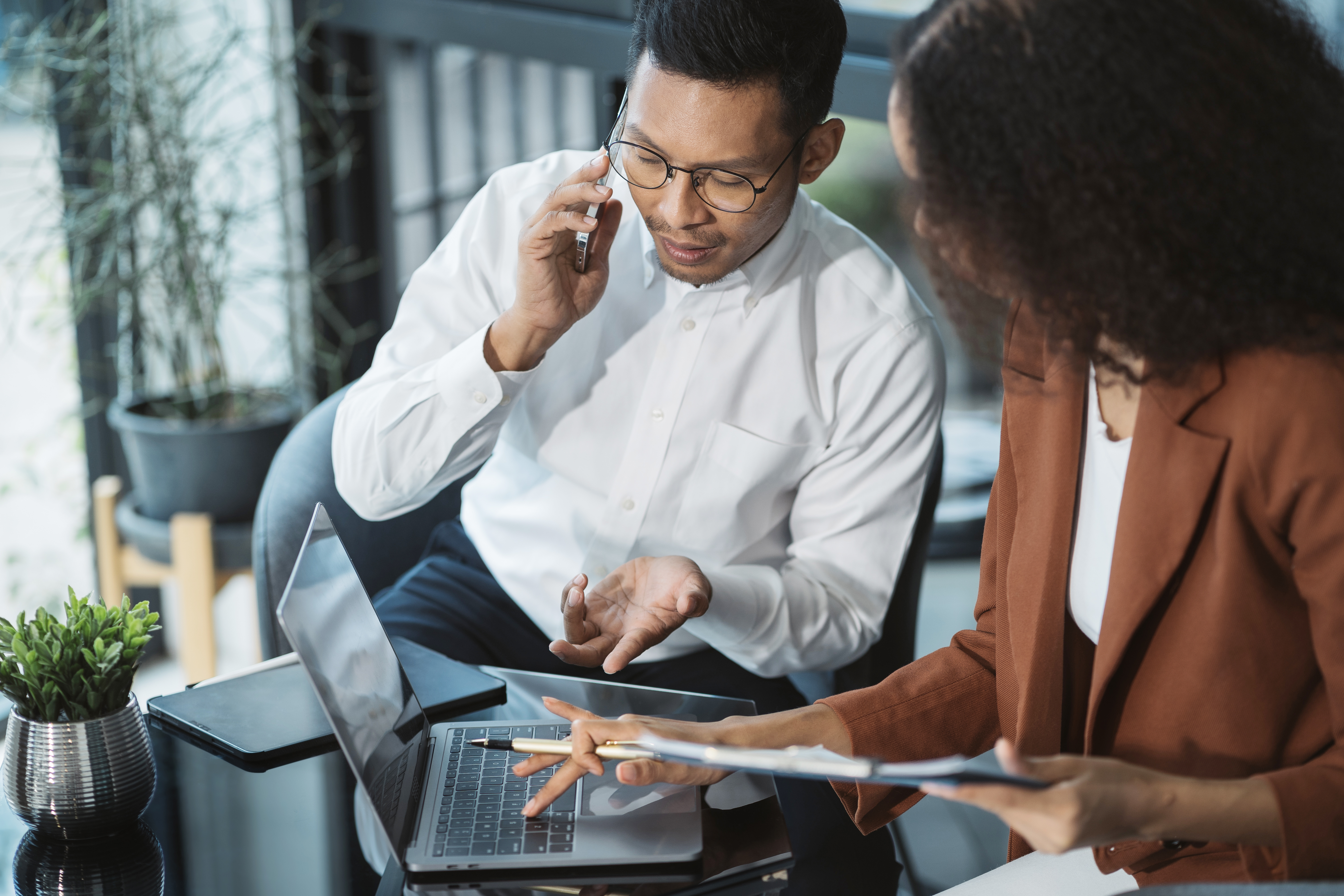 Unified Communications being used in the workplace between coworkers